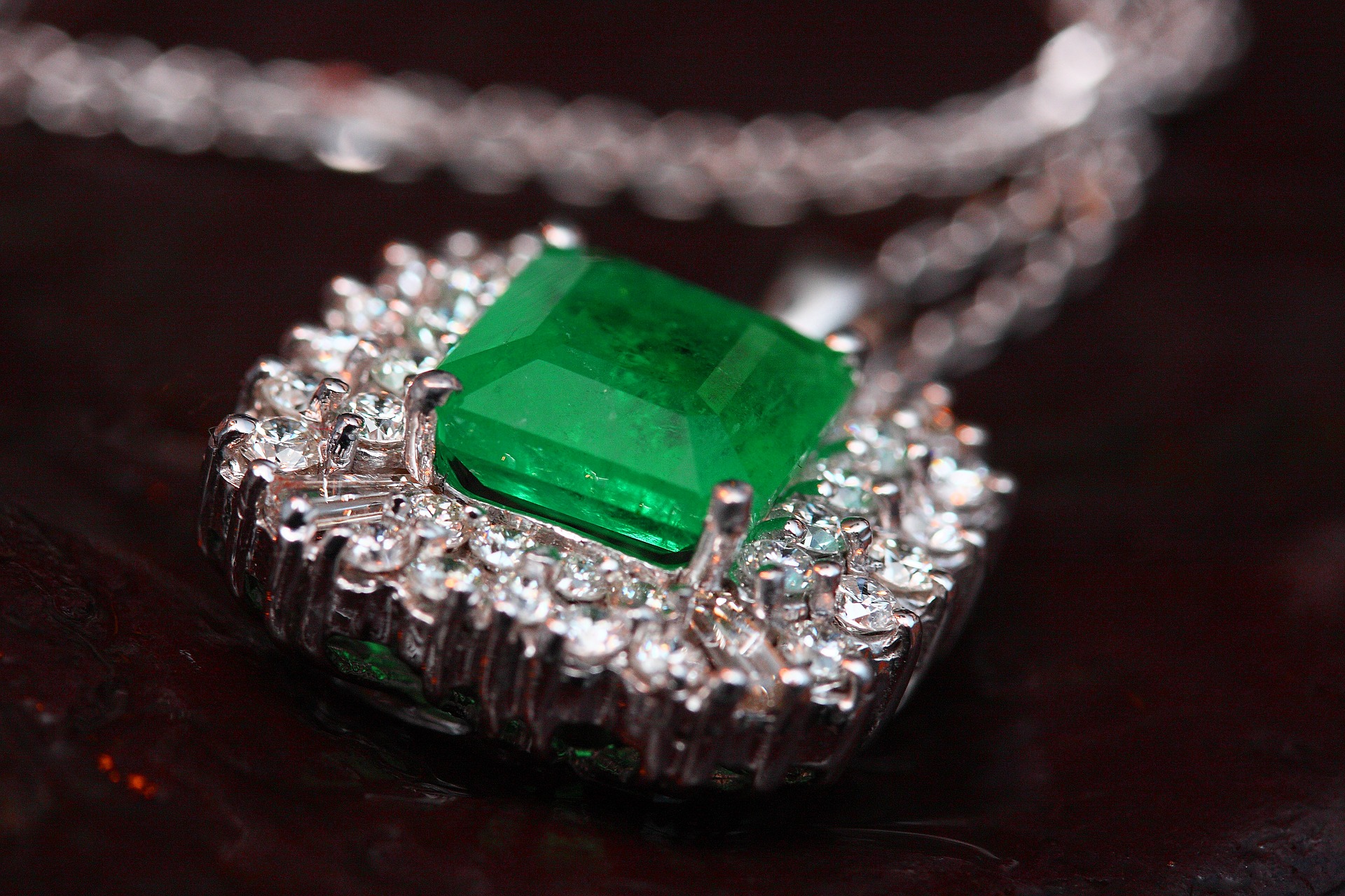 gift-of-jewelry-2325756_1920